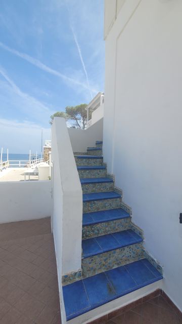 Scala esterna in maiolica blu con mare sullo sfondo, Santa Maria, Ponza
