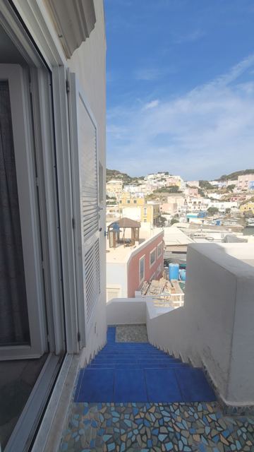 Affaccio dalla porta di casa sulla scalinata blu e sul paese di Santa Maria, Ponza