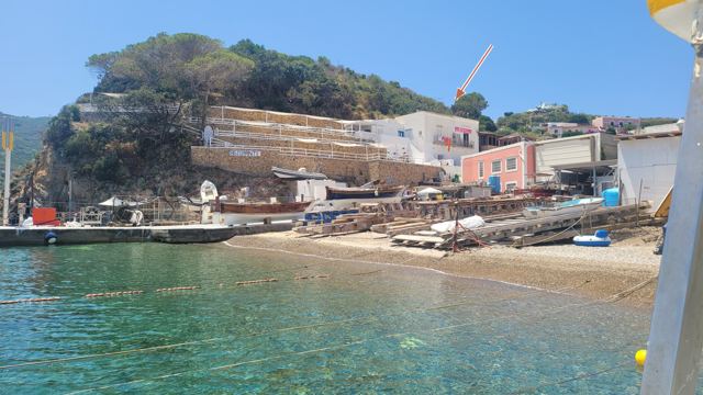 La casa in vendita a Santa Maria, Ponza, vista dal punto d'attracco della navetta Albatros, indicata da una freccia
