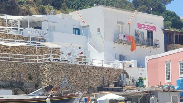 La facciata della casa in vendita a Santa Maria, Ponza, con gli affacci indicati da frecce