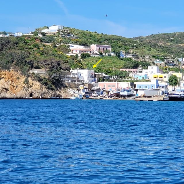 La baia di Santa Maria a Ponza vista arrivando dal mare in barca