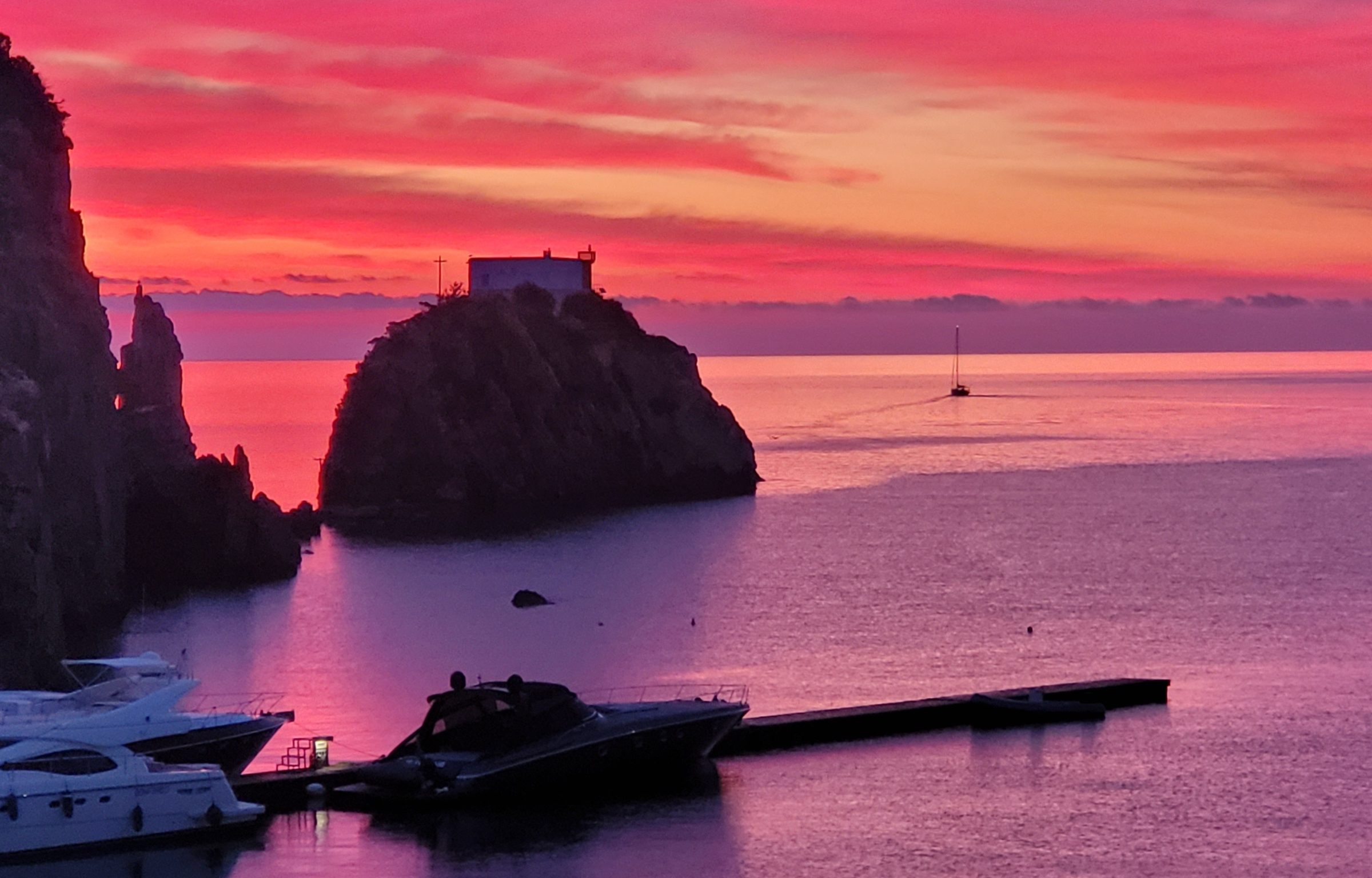 Alba magenta sulla baia di Santa Maria vista dalla terrazza della proprietà, Ponza