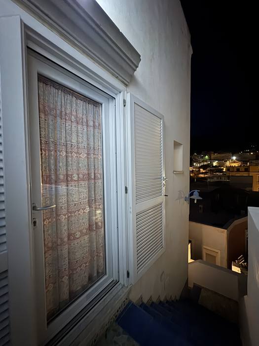 Vista notturna del paese di Ponza da una finestra