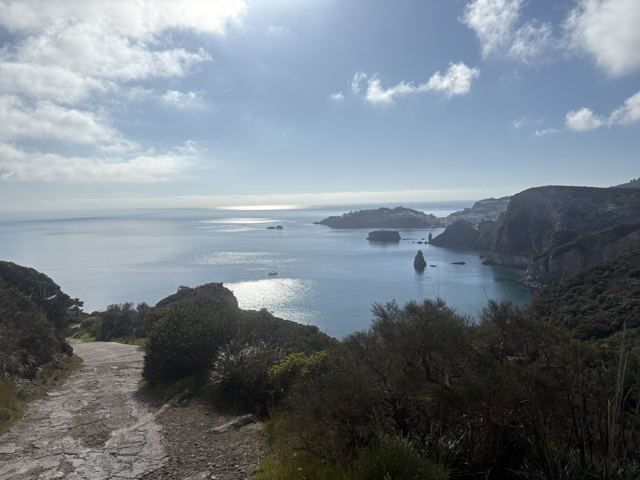 Sentiero panoramico a piedi verso la spiaggia del Frontone, con la baia di Ponza sullo sfondo