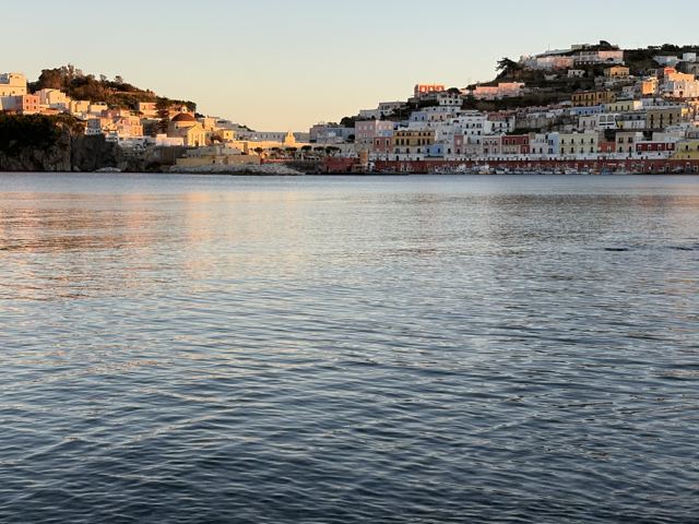La spiaggia di Santa Maria a febbraio con il porto di Ponza sullo sfondo