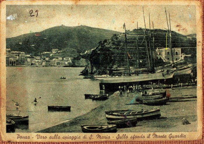 Cartolina d'epoca: varo di una barca sulla spiaggia di Santa Maria, Ponza