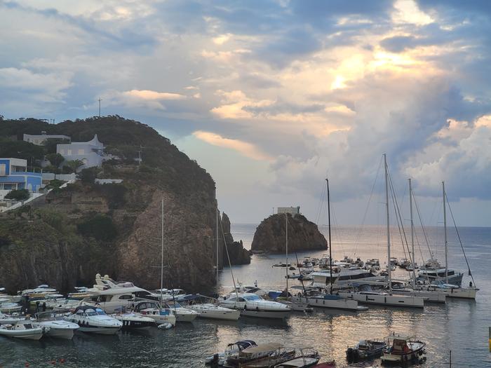 Alba sugli scogli di Ponza