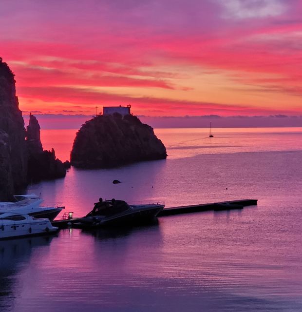 Alba magenta sulla baia di Santa Maria vista dalla terrazza, Ponza