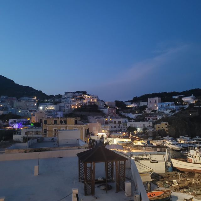 Sera d'estate su Santa Maria con il paese illuminato, vista dal balcone