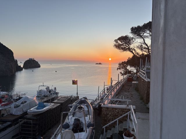 Alba invernale sulla baia di Santa Maria con barche, vista dalla casa