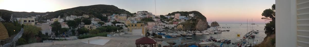Panorama a 180 gradi sulla baia di Santa Maria, Ponza